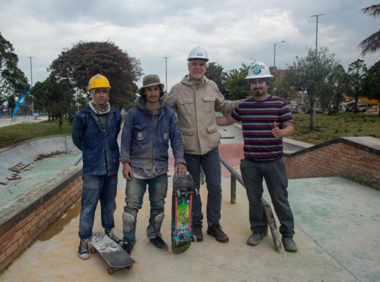 Trabajadores le mostraron al alcalde Enrique Peñalosa su talento como skaters - Foto: Alcaldía de Bogotá/Andrés Sandoval.