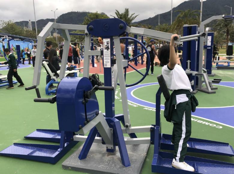 Niño utilizando máquinas del Parque Tercer Milenio - Foto: Alcaldía de Bogotá/Andrés Sandoval.