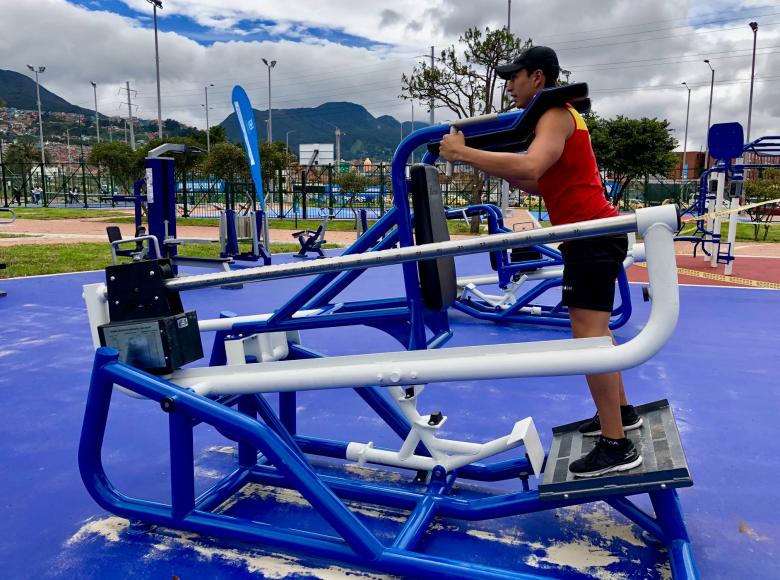 Joven en máquina del Parque Tercer Milenio c