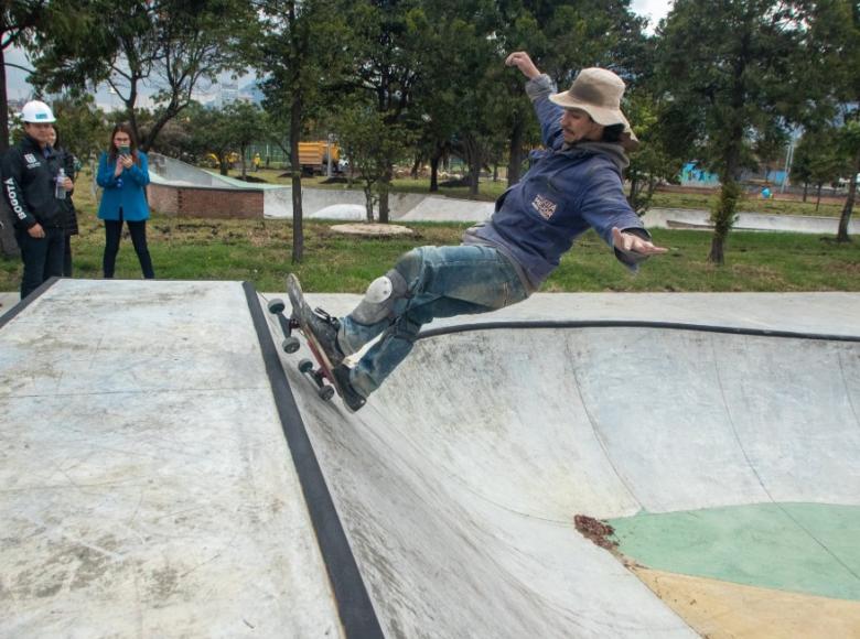 Trabajador disfruta del skate park mostrando sus habilidades - Foto: Alcaldía de Bogotá/Andrés Sandoval.