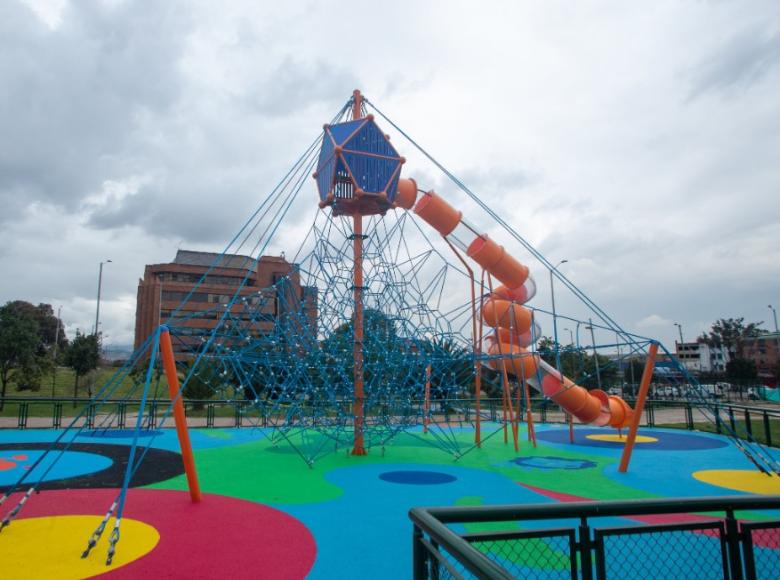 La telaraña y el tobogán son unos de los juegos favoritos por los niños - Foto: Alcaldía de Bogotá/Andrés Sandoval.