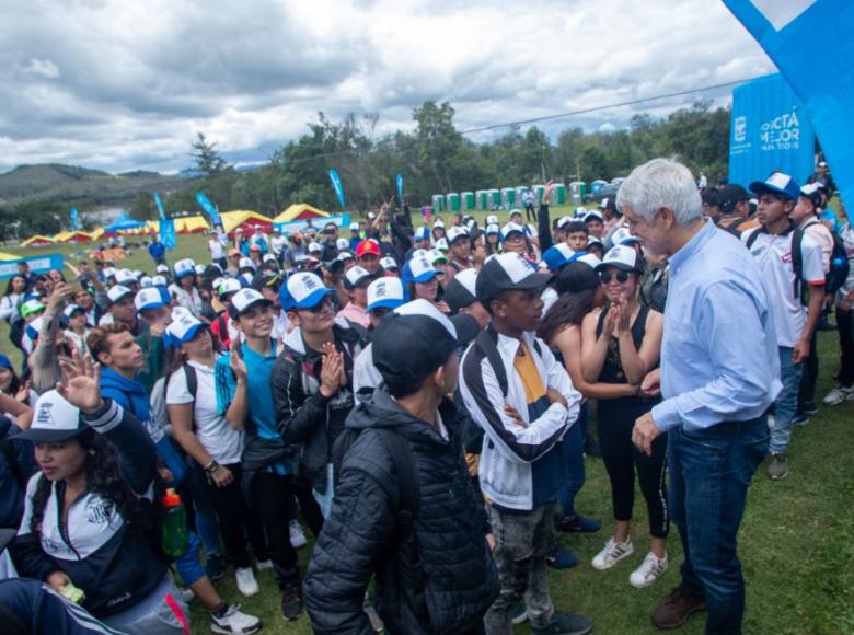 Como siempre, hubo tiempo para la charla entre el alcalde y los jóvenes. - Foto: Alcaldía de Bogotá/Andrés Sandoval.