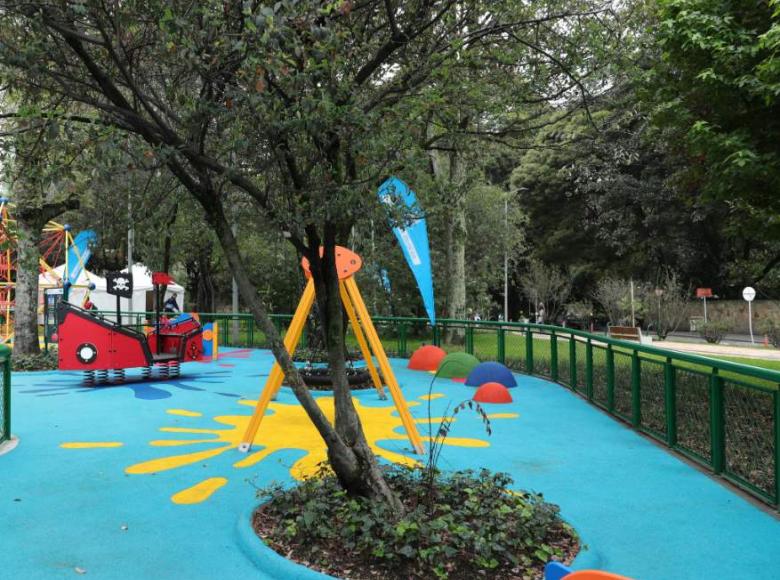 Juegos infantiles y árboles en el parque El Japón. - Foto: Alcaldía de Bogotá/Diego Bauman.