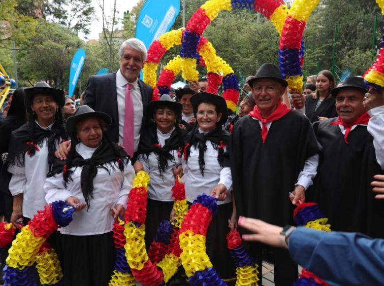 Alcalde Enrique Peñalosa y la comunidad en inauguración del parque El Japón. - Foto: IDRD.