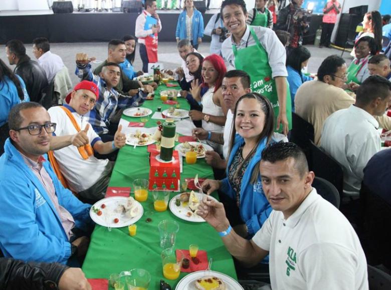 250 voluntarios se pusieron el delantal para servirle la cena de Navidad a ex y habitantes de calle de Bogotá. ¡Acá creemos en las segundas oportunidades!