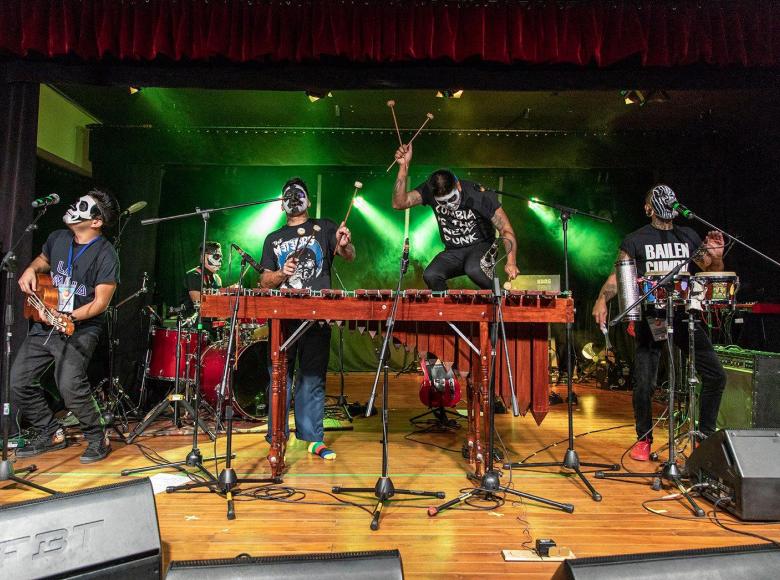 A ritmo de marimba, Son Rompe Pera, el centro bailó cumbia, rock y hasta punk.