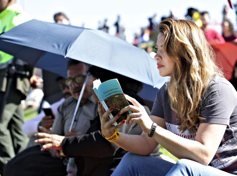 Mujer leyendo libro en la posesión de Claudia López.