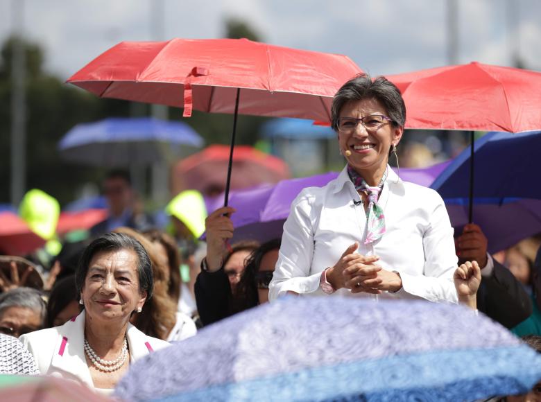 Claudia López sonríe feliz en el día de su posesión a toda la gente que la acompañó en este picnic.