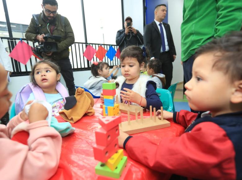 Niños y niñas inician clases en el nuevo jardín. 