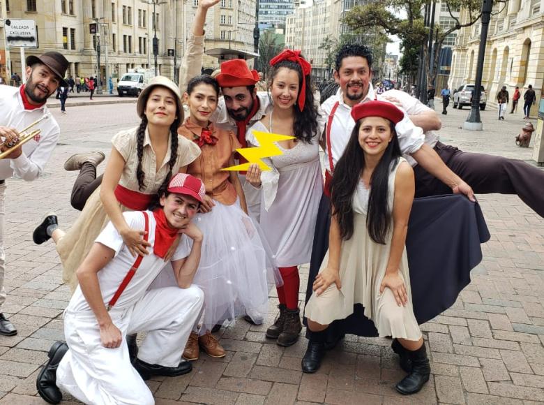 Grupo de jóvenes disfrazados posando ante la cámara