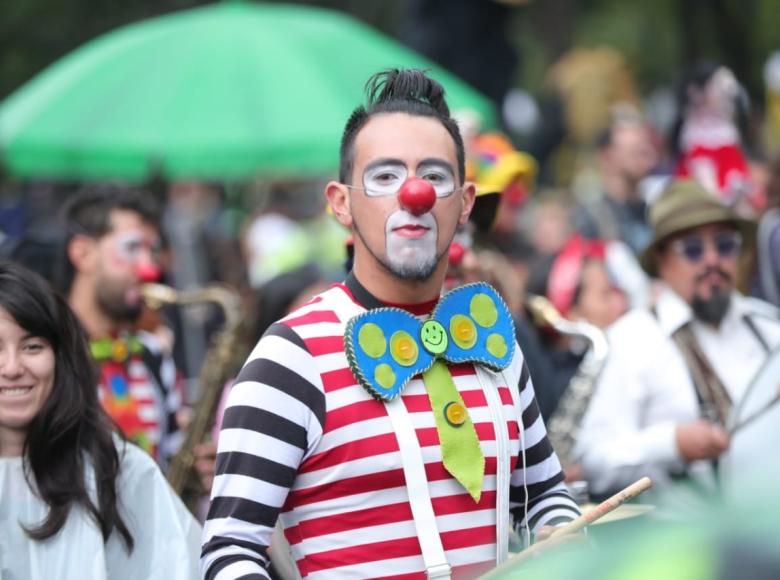 Joven con maquillaje de payaso