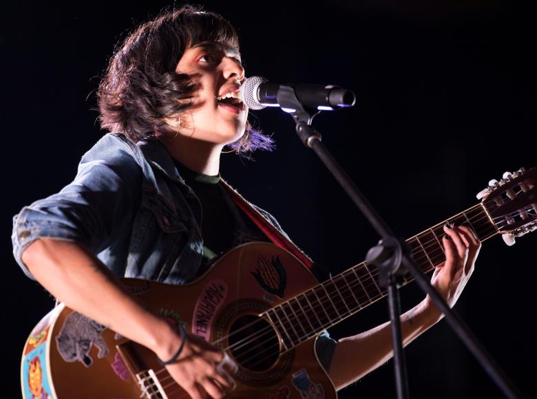 Con Isabel Ramírez, la Muchacha, el centro de Bogotá cantó en defensa de la naturaleza.