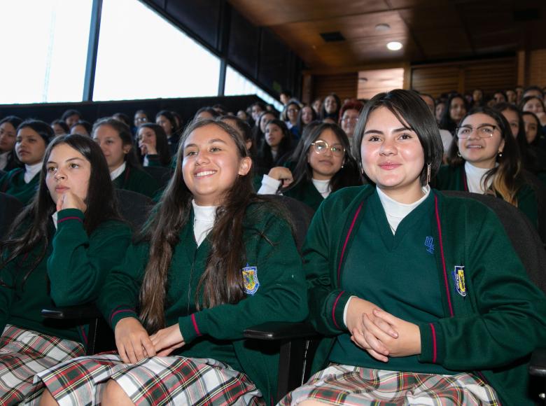 Estudiantes del Colegio la Felicidad celebrando la ciencia.