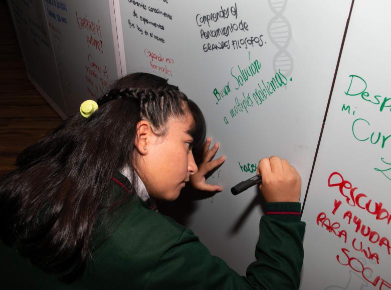 Solo un pequeño grupo de estudiantes optan por carreras científicas en la educación superior.