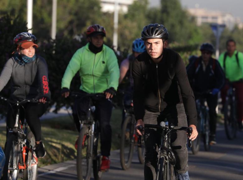 En bici, miles de ciudadanos hoy en Bogotá.