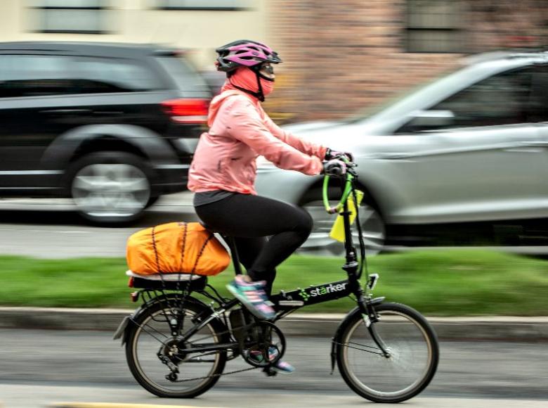 Mujer en bici en Bogotá