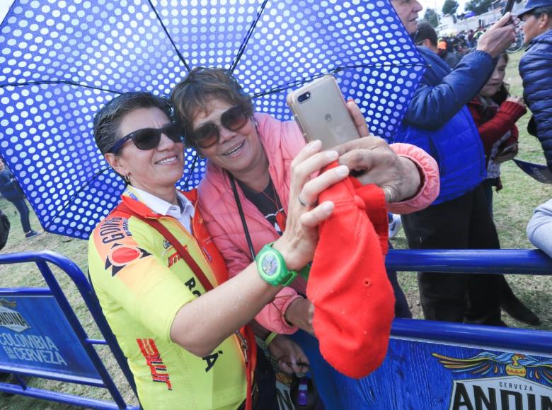 En el tour, tiempo para selfie con la alcaldesa.