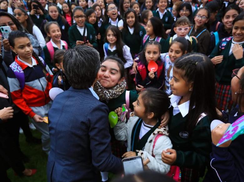La alcaldesa Claudia López junto a varias niñas