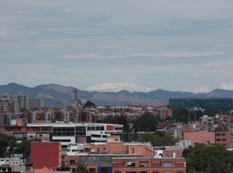 Desde las ventanas de las casas y gracias al aire limpio se observan los picos nevados de las motañas colombianas.