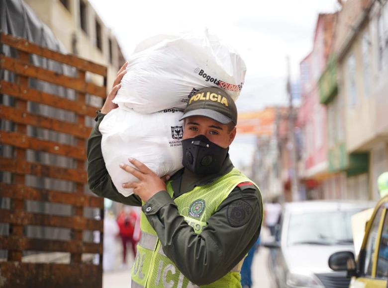 Miembros de la Policía Nacional también apoyaron la entrega de los mercados.