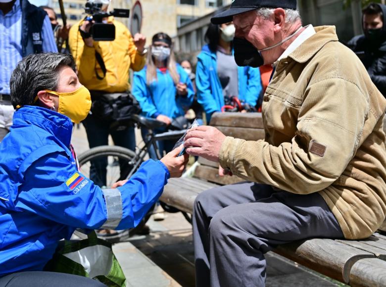 Tapabocas en tela antifluídos entregados hoy a vendedores informales.