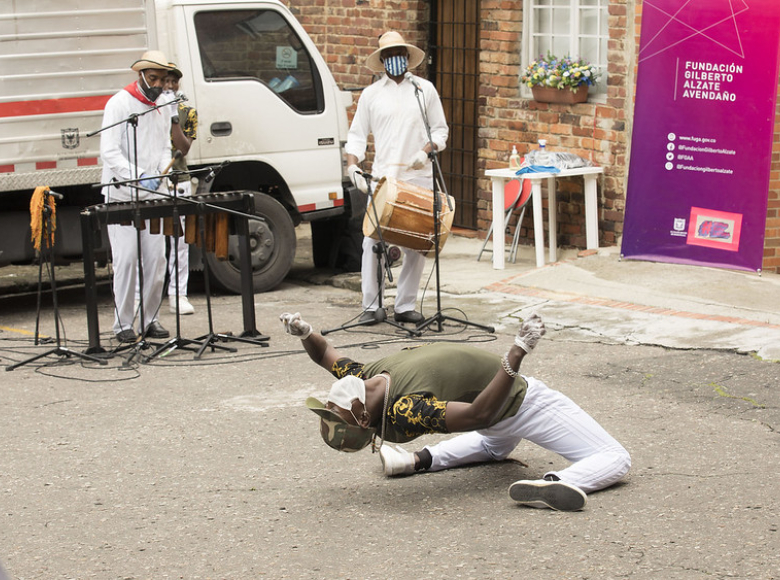 La alegría se contagia a través de la música y la danza 