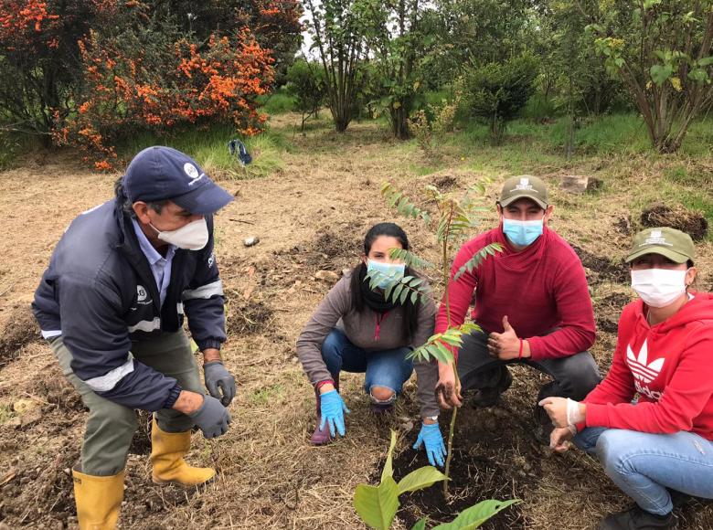 Aguas de Bogotá comparte junto a Secretaría de Ambiente, el amor por recuperar y rehabilitar las zonas verdes de la ciudad.