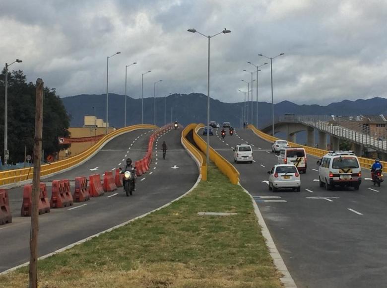 La apertura de cuatro carriles de este puente beneficia a más de 500.000 personas - Foto: IDU