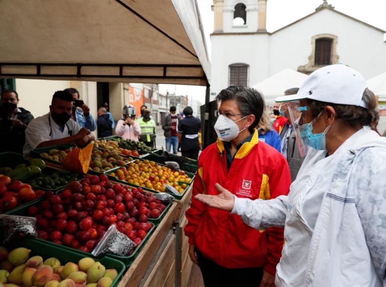 Propietario de puesto de frutas habla con la alcaldesa Claudia López