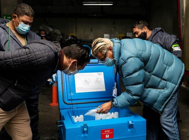 Bogotá recibió vacunas, disolventes, jeringas y carnets que fueron verificados por el equipo de Secretaría Distrital de Salud.