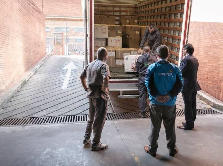 Llegaron las primeras vacunas contra el coronavirus a Bogotá. El secretario de Salud Alejandro Gómez estuvo al frente del proceso de recepción en la Zona Franca en la localidad de Fontibón.