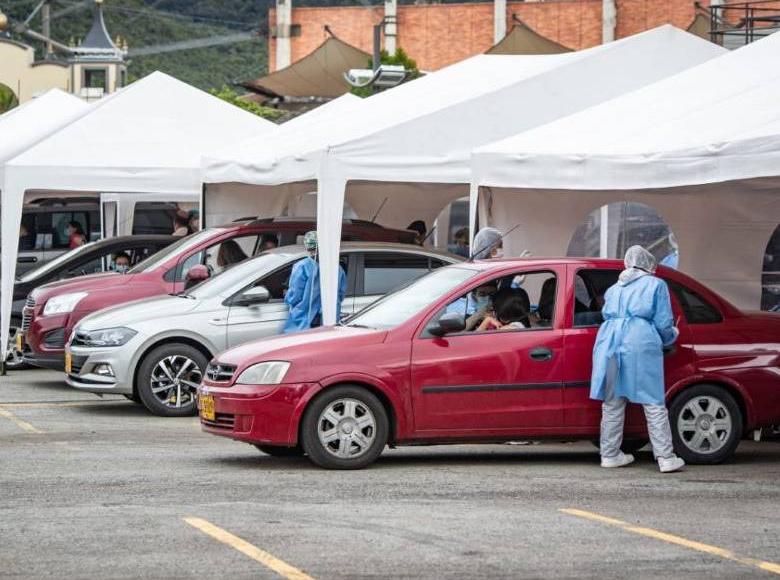 Cada vehículo es dispuesto en una carpa independiente para realizar el proceso de vacunación y mantener el distanciamiento físico.