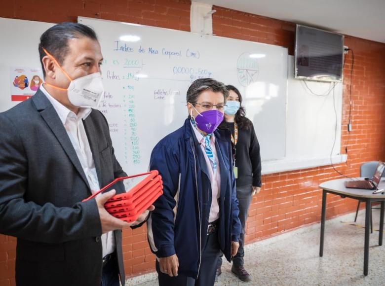 Entrega de tabletas a estudiantes con la 'Ruta 100K ¡conéctate y aprende!'