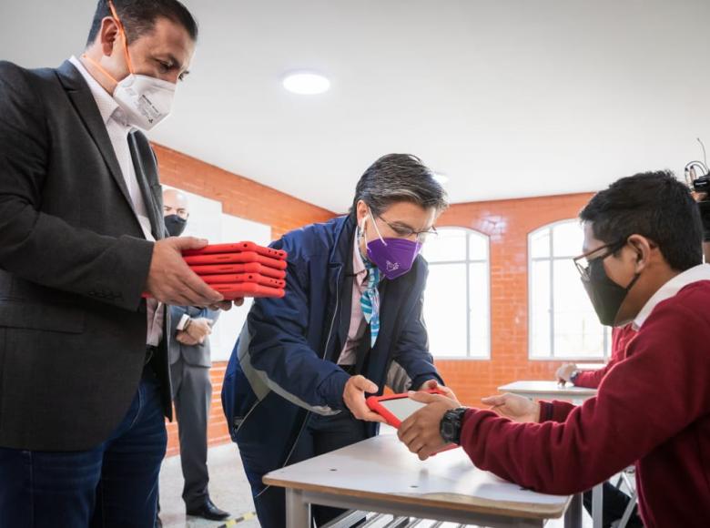 Entrega de tabletas a estudiantes con la 'Ruta 100K ¡conéctate y aprende!'