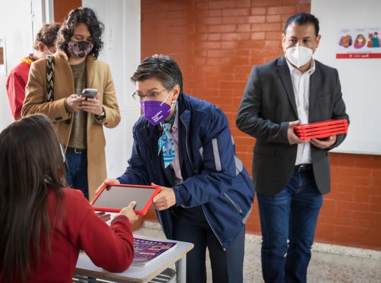 Entrega de tabletas a estudiantes con la 'Ruta 100K ¡conéctate y aprende!'