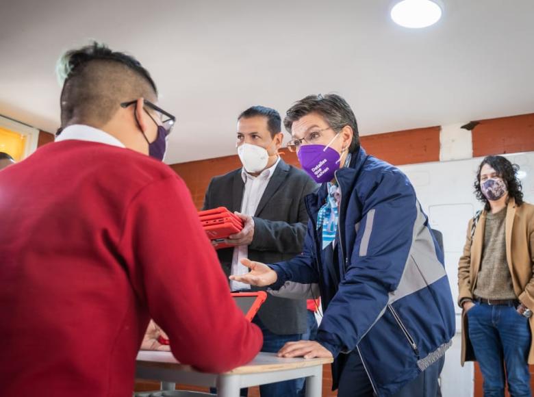 Entrega de tabletas a estudiantes con la 'Ruta 100K ¡conéctate y aprende!'