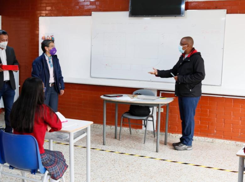 Entrega de tabletas a estudiantes con la 'Ruta 100K ¡conéctate y aprende!'