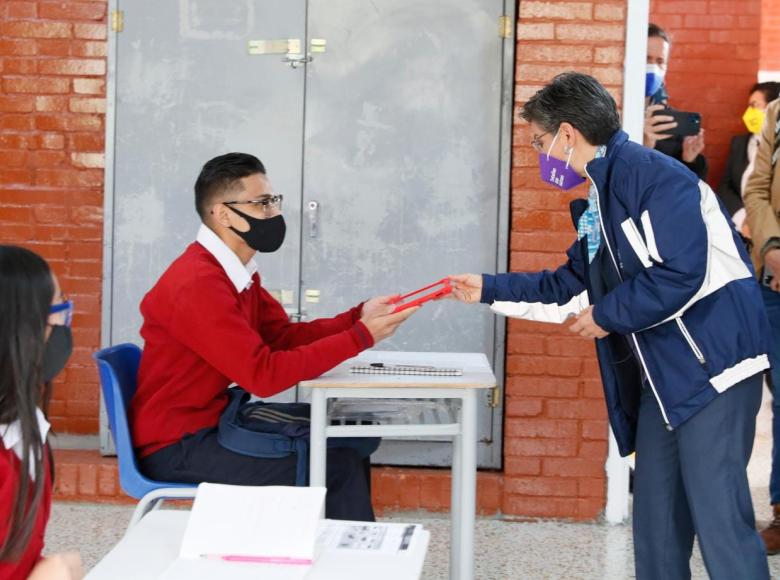 Entrega de tabletas a estudiantes con la 'Ruta 100K ¡conéctate y aprende!'