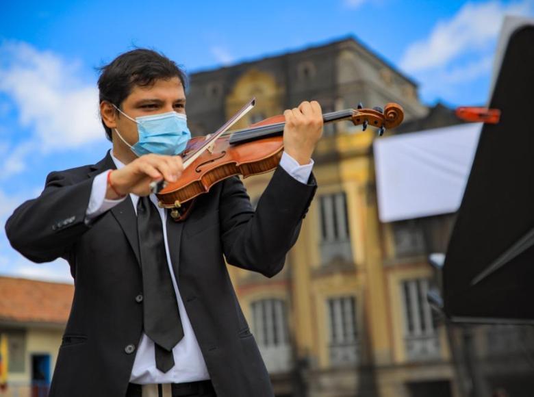 La Orquesta Filarmónica de Bogotá tocó dos obras musicales: 'Soy Colombiano', de Rafael Godoy y la 'Oda a la Alegría', de la Sinfonía No. 9 de Beethoven.