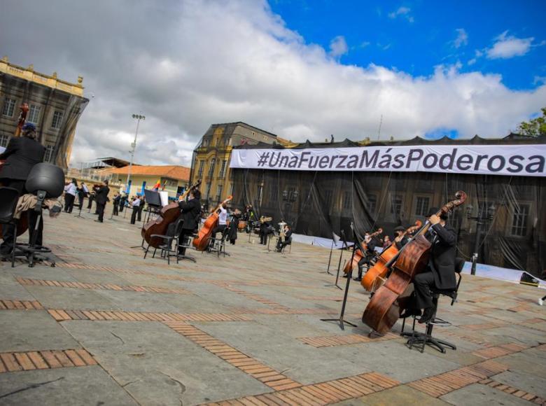 Junto a la OFB en la Plaza de Bolívar hubo una presentación de danza a cargo de Idartes.