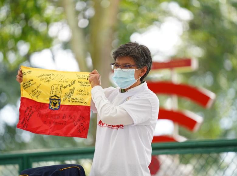 Alcaldesa de Bogotá entrega bandera de la ciudad a deportistas rumbo a Tokio 2020+1