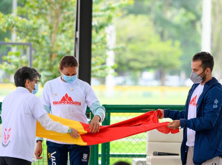 Alcaldesa de Bogotá entrega bandera de la ciudad a deportistas rumbo a Tokio 2020+1