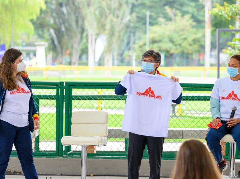 Alcaldesa de Bogotá entrega bandera de la ciudad a deportistas rumbo a Tokio 2020+1