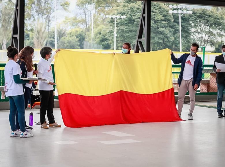 Alcaldesa de Bogotá entrega bandera de la ciudad a deportistas rumbo a Tokio 2020+1