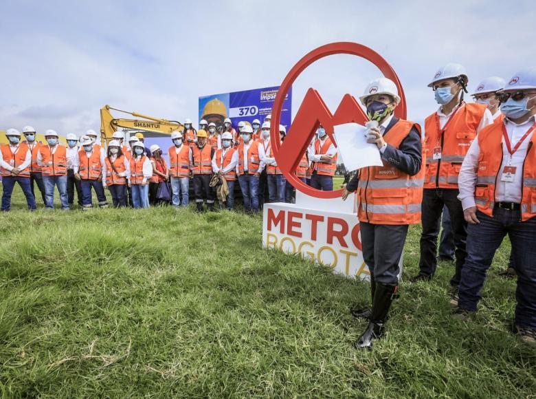 Alcaldesa Claudia López junto a trabajadores.