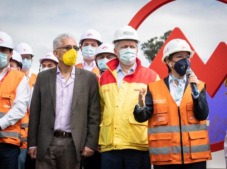 Alcaldesa junto al secretario de movilidad y el gerente de la empresa Metro.