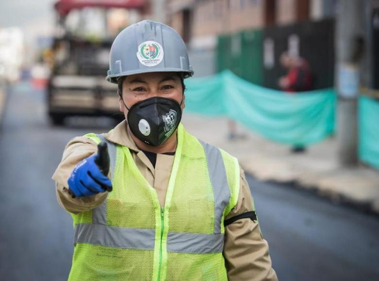 Trabajadora de la Unidad de Mantenimiento Vial.