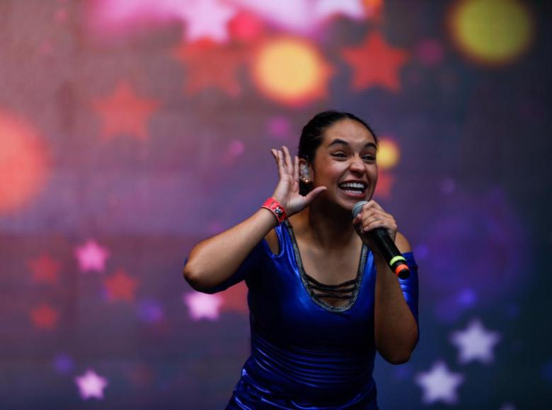 Artista en su presentación.