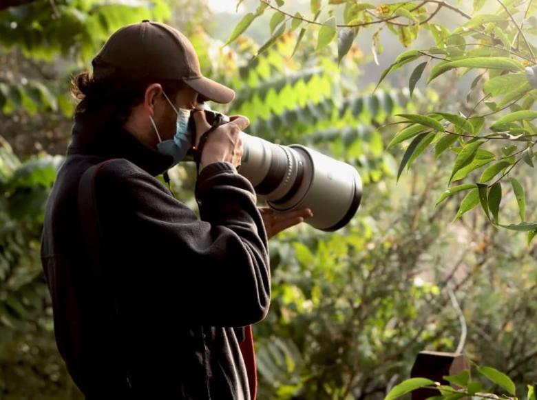 En ocasiones no es fácil el avistamiento de aves, puesto que vuelan rápido y se camuflan, por ello se usan cámaras de última tecnología especiales para hacerlo.