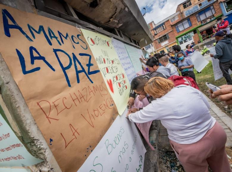 La comunidad de Ciudad Bolívar llenó de pancartas, flores y mensajes de paz el CAI donde se produjo el atentado. #BogotáRechazaLaViolencia 